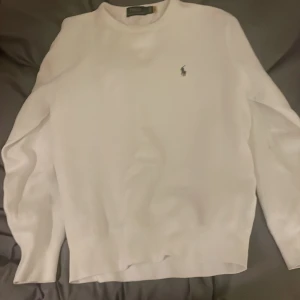 Polo Ralph lauren tröja VIT  - Jag köpte dena  tröja i Somras men har den blivit för liten. Har inget kvitto. Skulle rekommendera under 180 cm 