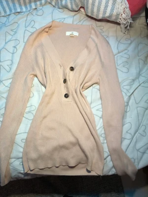 Tajt långärmad tröjamed knappar - Långärmad biege/rosa tröja med knappar(uringad)