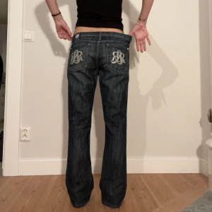Coola vintage jeans  - Victoria Beckham liknade jeans !💕  Midjemått( rätt över): 45cm Inerbenslängd: 76cm Lårmått ( rätt över): 26cm  Modellen på bilden är 170cm   Köp gärna via ”KÖP NU”💖 Skriv ifall ni har några frågor eller funderingar // perfectjeans🫶