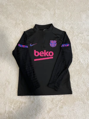 Barcelona traksuit - Hej! Jag har en fantastisk Barcelona dress till försäljning, endast 900 kr. Jag köpte den på Facebook, men nu säljer jag den eftersom jag har ändrat stil. Ett utmärkt tillfälle att få den här snygga dressen till ett bra pris!