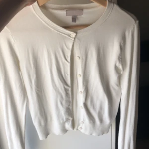 Kofta  - Kofta från hm med knappar jätte fin men har inte kommit till användning 100