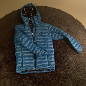 J Lindberg jacka  - Säljer en snygg J Lindberg jacka. Hör av dig om du har några funderingar!