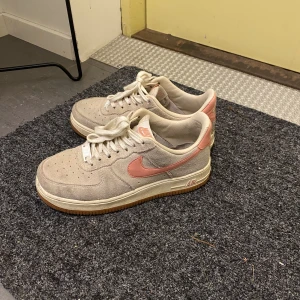 Nike skor  - Säljer mina Nike skor i beige mocka med rosa tryck. Sparsamt använda 