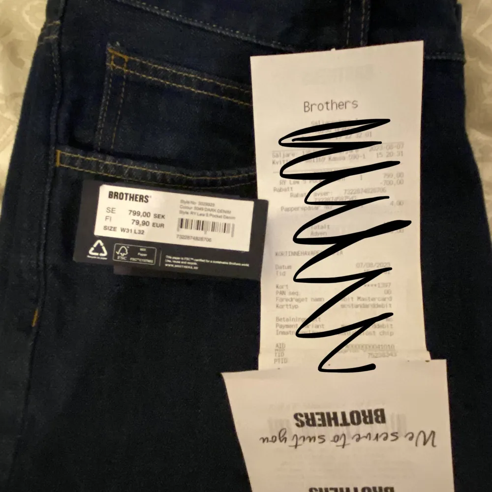 Säljer ett par fett snygg Riley jeans från brothers! Det är regular fit storlek W31 L32. Köpta för 800kr säljer här för endast 399kr, PRUTBART vid SNABB affär!! Kvittot och den andra lilla märket ingår! Kontakta för fler bilder!. Jeans & Byxor.