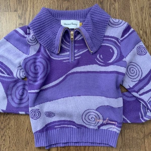 Stickat tröja med zip up - Säljer denna stickade tröja från house of sunny med abstrakt mönster, knappt använd. Köp via ”köp nu” 