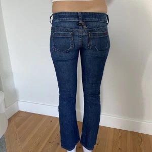 Only jeans - Jeans nr: 23  💓 Midjemått (rätt över): 36 cm Innerbenslängd: 71 cm Lårmått (rätt över): 22 cm  Modellen på bilden är 170 cm (lite korta på henne)  Köp gärna via ”KÖP NU” 💘 Skriv om ni har några frågor eller funderingar//Perfectjeans🫶🏽