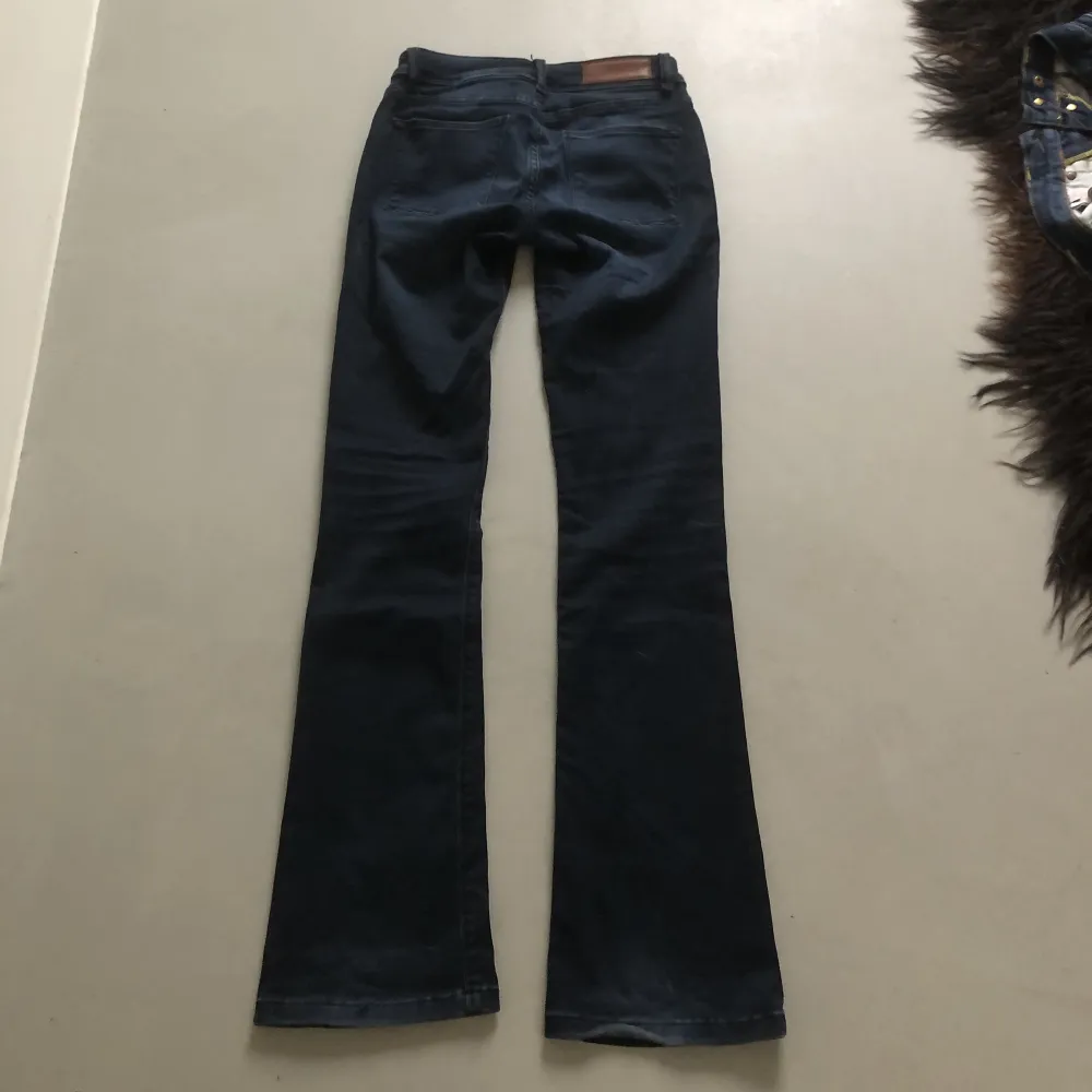 Midrise utsvängda jeans från esprit, oklar storlek och lappen är bortklippt men de passar mig som är 158cm och vanligtvis har 34/36 i jeans, men de är stretchiga!. Jeans & Byxor.