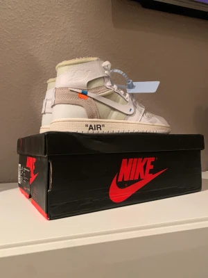 Jordan 1 off-white - Storlek 6 mens (sitter som EU 38) Knappt använda Medföljer extra ziptie och OG box