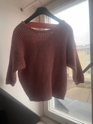 Stickad tröja  - Fin stickad tröja. Färgen är typ rosa fast mer soft. Har ett rosa band i ryggen. Trekvartsärmar
