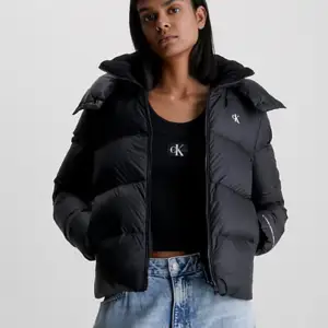 Säljer denna Calvin Klein jacka som är helt ny endast använt några gånger inga effekter på den eller något helt ny jacka 