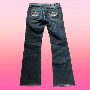 Ett par jättefina flared Victoria Beckham Jeans, byxorna är i perfekt skick och är i storlek 28. Skriv om ni har några frågor! 