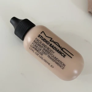 Mac foundation - Säljer min Mac face and body foundation i färgen 3n. Säljer pågrund av att det är fel färg