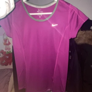 Nike tröja - Passar perfekt t idrott o gym. 