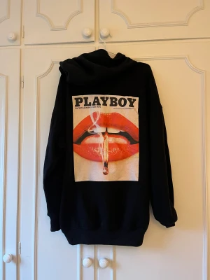 HOODIE PLAYBOY  - Oversized hoodie från missguided x playboy. Sparsamt använd passar en S-L 