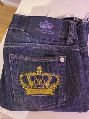 Victoria Beckham Jeans - Dem är superfina men tyvvär lite korta på mig(är 1,72 ungefär) några diamanter på baksidan ramlat av! Storlek xs( 26)ungefär, Midjevidd:82cm, och innerbenslängd: 79cm ❤️❤️kontakta vid fler frågor/bilder💗💗Obs dem är uppsydda längst ner så ni vet🫶🏻
