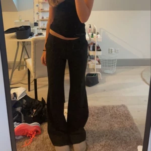 Lågmidjade kostymbyxor - Super snygga lågmidjade kostymbyxor ifrån Bikbok, säljer då de är för små för mig, nyskick💓Nypris 499kr,, lånade bilder