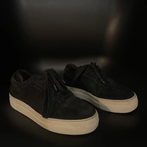 Axel Arigato skor  - Säljer mina superfina Arigato skor då jag tyvärr inte har någon användning av dom längre. Dom är varsamt använda och inga större defekter. Lådan som dom kom i medföljer🫶🏼( skulle säga att de är hyfsat stora i storleken så är lite stora för mig som har 36)