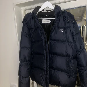 Calvin Klein jacka - Säljer min jacka då den inte kommer till användning. Den är i utmärkt skick och har använts cirka 2 gånger! Ny pris 2500!