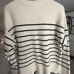 Stickad tröja zara - Randig stickad tröja från zara som är jätte varm och mysig och perfekt för höst och vinter. Sparsamt använd. Köpt för 400
