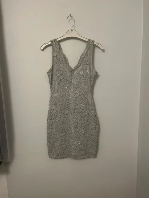 Spets klänning - En fin klänning med spets detaljer från veramoda