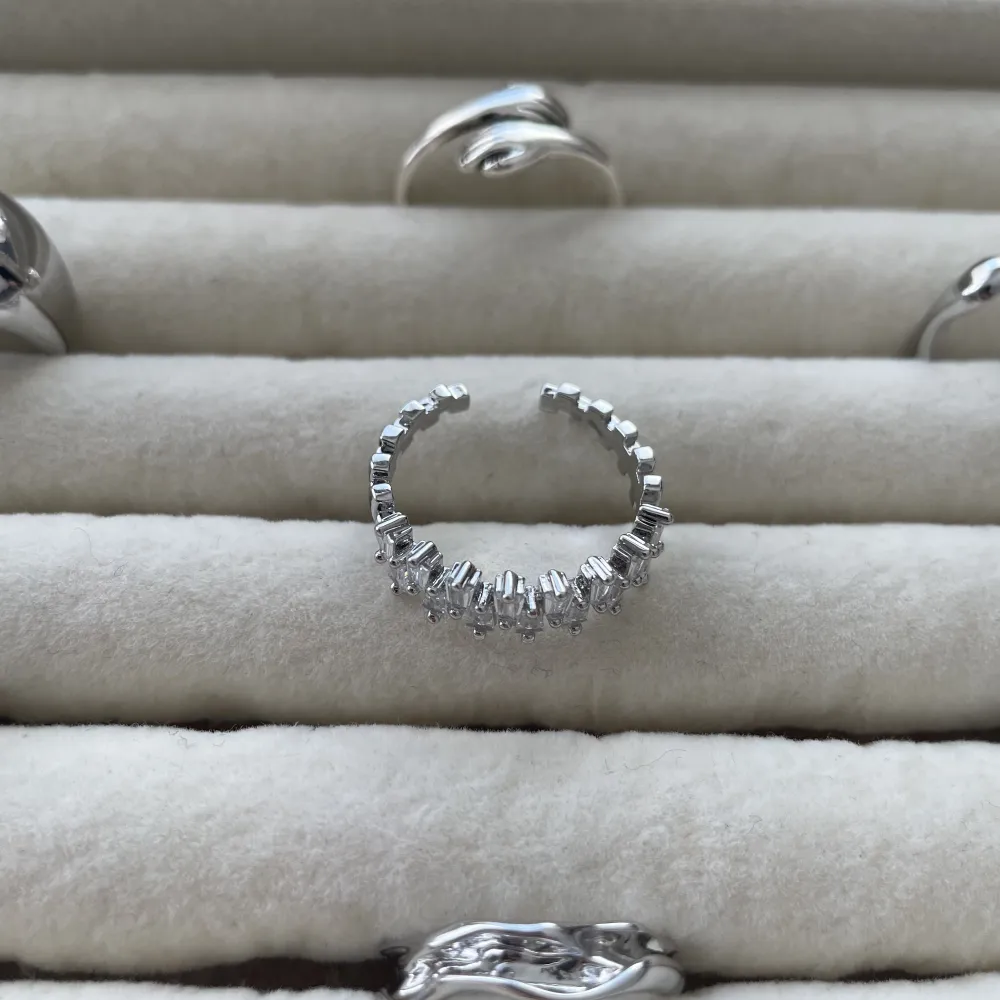Massa nya ringar i lager!! Ringarna är silver, guldpläterade och är justerbara vilket innebär att de passar alla! Skötselråd medföljer! Kontakta vid intresse av köp! 💓. Accessoarer.