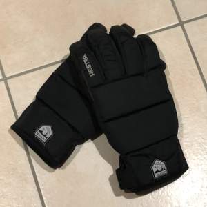 Svarta Hestra handskar som säljs pga de är är för stora. Kan användas till skidåkning eller vadsom egentligen. 10/10 skick. Nypris: 600 kr. Köp sker via ”köp nu” funktionen :) 