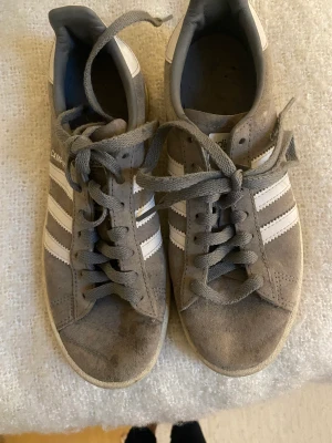 Adidas campus - Säljer mina använda adidas campus. Storlek 38 och normala i storleken. Köparen betalar för frakten men kan tänka mig att mötas upp i Eskilstuna 
