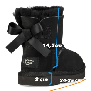 ugg - svarta uggs i modellen mini bailey bow II, tappade bort ev av dem rosetter, missfärgade av snö ,nypris 25xx säljs här för 900 därav skicket 