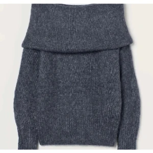 Off shoulder tröja - Säljer en stickad off shoulder tröja från H&M. Använd fåtal gånger, den är i mycket bra skick. Skriv privat för mer bilder🩵💙