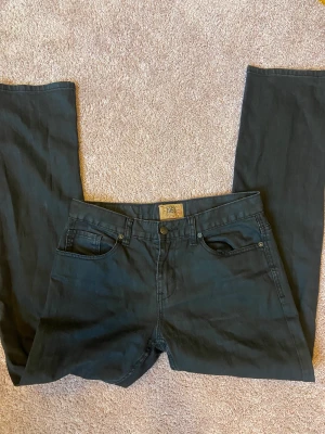 low waist straight viintage jeans - säljer nu dessa lågmidjade vintage jeans köpta second hand. det står slim men dom är straight. bra kvalitet och super sköna! Säljer då det var för korta för mig :( ( är 171 cm för referens) köpare står för frakt!! 