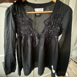 Odd Molly blus - Säljer min så så fina blus ifrån Odd Molly som jag gillar jätte mycket🫶🏽❤️