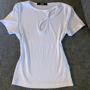 Vit t-shirt  - Skön vit t-shirt men knapp detalj. Nästan aldrig använd 