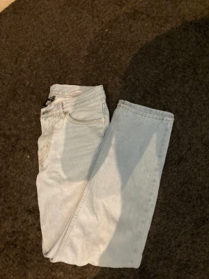Jeans  - Fina jeans från junkyard! Hör av er vid intresse. 