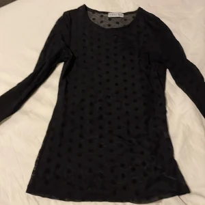 Mesh topp - En jättesöt långärmad meshtopp med prickar på. Perfekt som festtopp, i nyskick. 