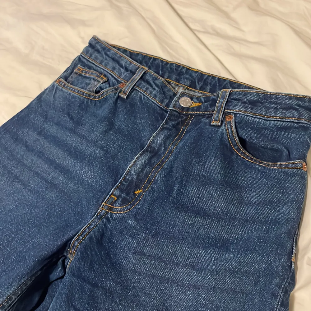 Blå Monki jeans med vida ben. Endast testade, perfekt skick!. Jeans & Byxor.