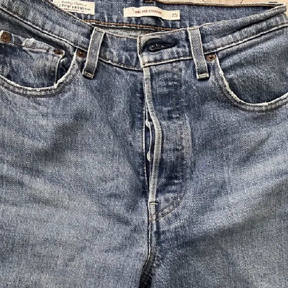 Levis jeans storlek 25. Straight leg. Säljer da de är för små. Jeans & Byxor.