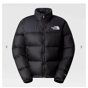 The North Face Jacka - Säljer denna jacka som endast är använd fåtal gånger då den inte är min stil💕 Köpt 2021 på hösten men inte används sens december 2021. Den är jätte fin och varm perfekt till vintern