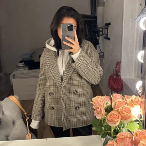 Jacka - En jätte fin kappa från &other stories. Använt Max tio gånger och är i väldigt bra form, inte defekter eller liknande 