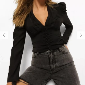 Blus  - Säljer denna jättefina blus som är perfekt till fest/middag. Endast använd 1 gång, strl 36🥰