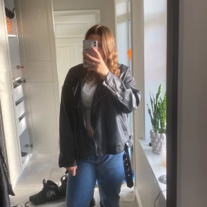 Skinnjacka  - Säljer en skinnjacka för 400kr som är förstor och aldrig används längre den är i bra skick den är i storlek XL och är oversize funkar som L med❤️❤️köptes för 900kr