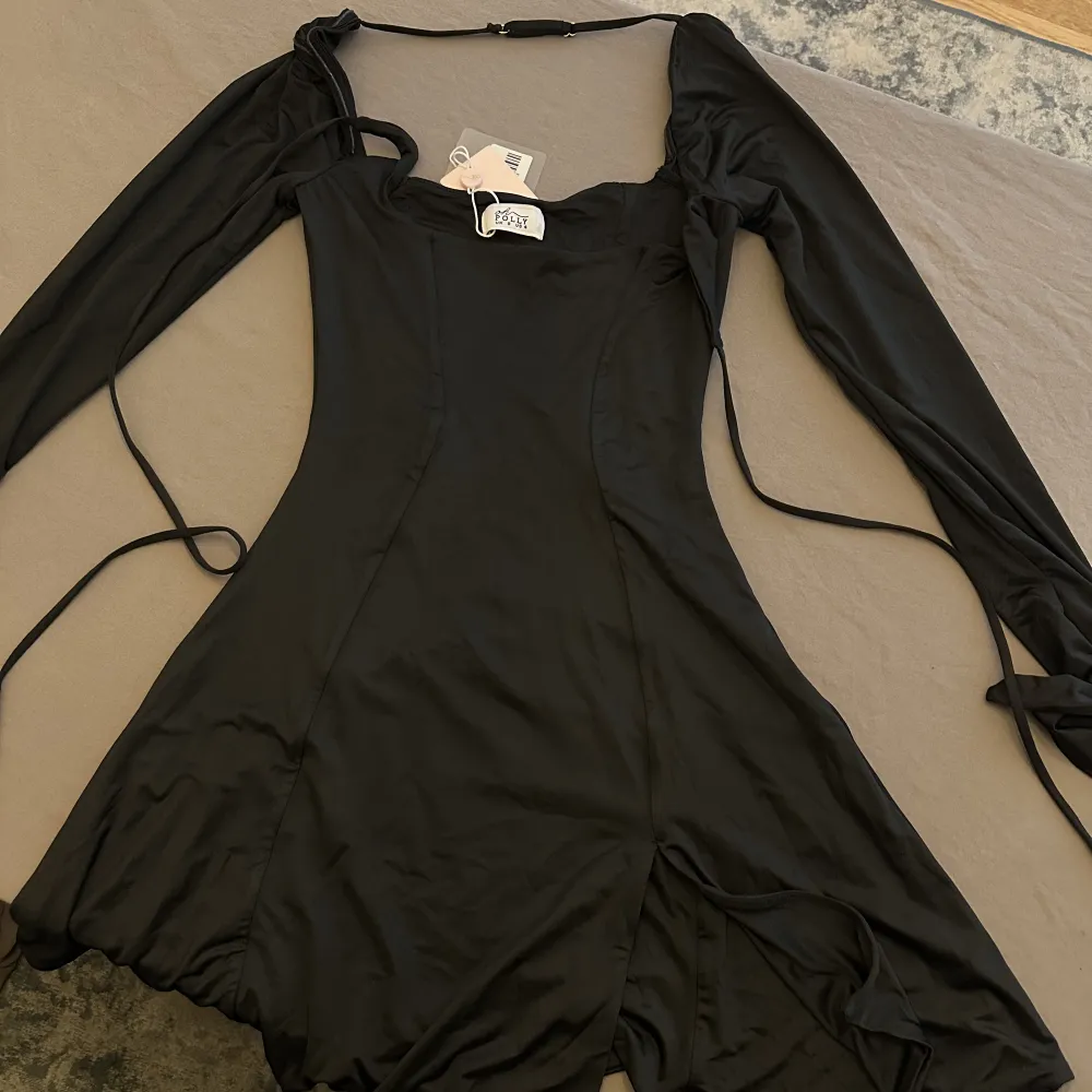 Helt ny svart klänning från Oh polly . Klänningar.