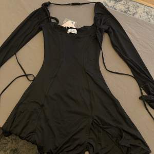 Helt ny svart klänning från Oh polly 