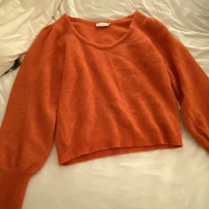 Tjocktröja  - En jätte fin stickad tjocktröja i orange, i storlek M.Perfekt nu till vintern. Jag säljer den för den e för stor för mig därför inte använd alls mycket. Orginal priset är 80 euro alltså 800kr jag säljer den för 400kr💗(bilderna från hemsidan är i fel färg)