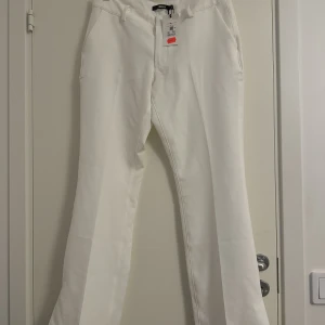 Lågmidjade kostymbyxor - Ett par helt nya och oanvända kostymbyxor från Bikbok. Modellen Vera i storlek 40. Lågmidja.