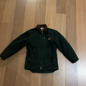 Carhartt jacka - Vintage Carhartt workjacket  Storlek: S men lite lång så närmare Medium i storlek
