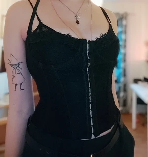 Korset topp - Knappt använd korset topp. Nästan helt ny, säljer då den tyvärr var för liten på mig. Jag skulle säga att den passar Xs eller S  Perfekt fest topp. <3