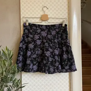Kjol med inbyggda shorts från Zara🫧Storlek M! Kan mötas upp i Stockholm eller frakta💟