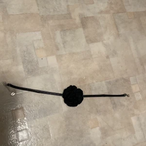 Svart ros halsband  - Tight halsband med svart ros på framsidan vet inte vart den är från men kom inte till användning därför säljs billigt