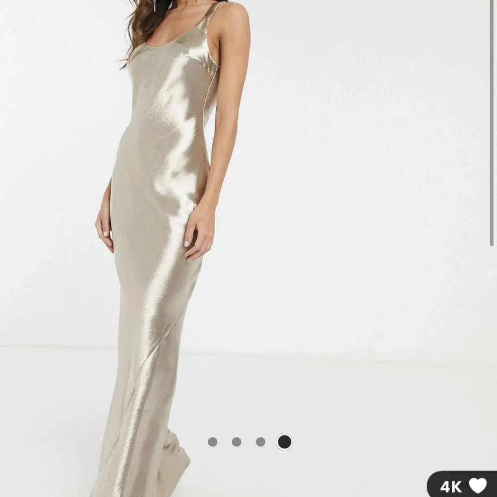 Helt ny guldig klänning från Asos, storlek 38. Missade att returnera och beställde flera storlekar, därav att jag säljer. Den är helt slutsåld på hemsidan! Nypris 859kr🥰. Klänningar.