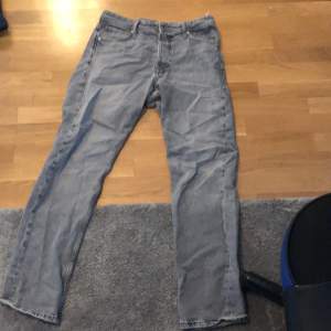 Säljer ett par gråa Jack and Jones jeans. Ny pris 599, mitt pris 199